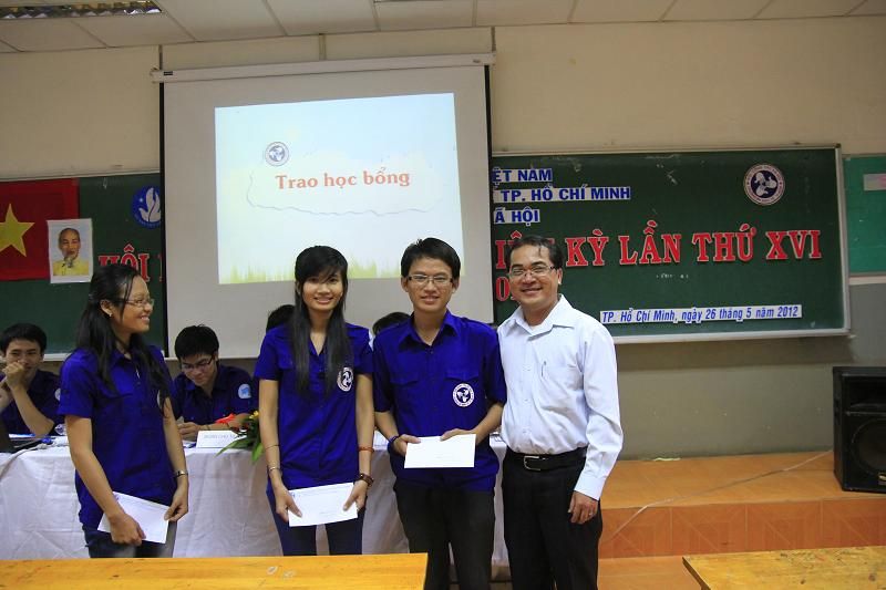 Anh Phạm Cát Bình K22 đại diện Quỹ trao học bổng đợt 1 năm 2012