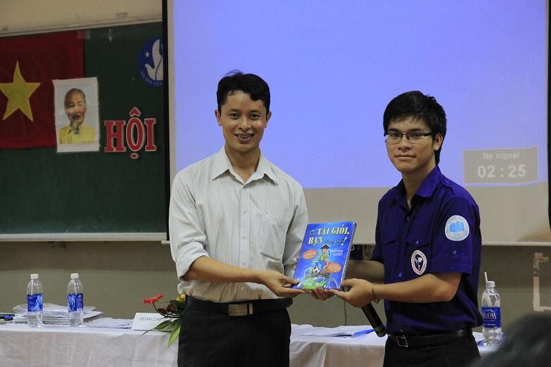 Anh Nguyễn Văn Thảo K24 đại diện Quỹ trao tủ sách phát triển Đội viên