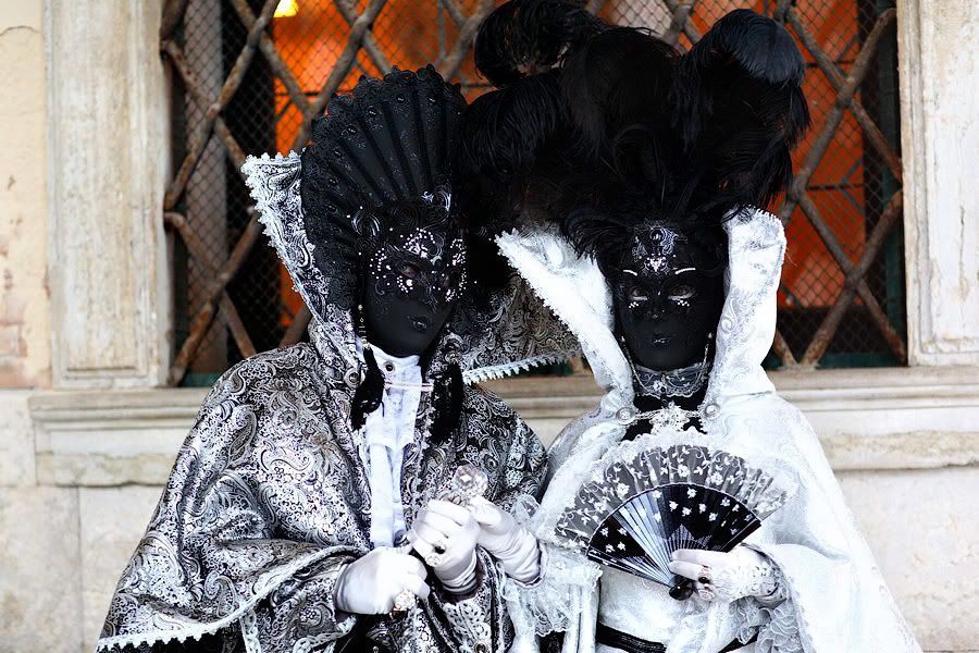 Быть в маске судьба моя. Венецианский карнавал черно-белые фото. В маске судьба моя. Всю жизнь быть в маске судьба моя.