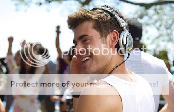 photo zacefronfriends_zps3jw1phzb.jpg